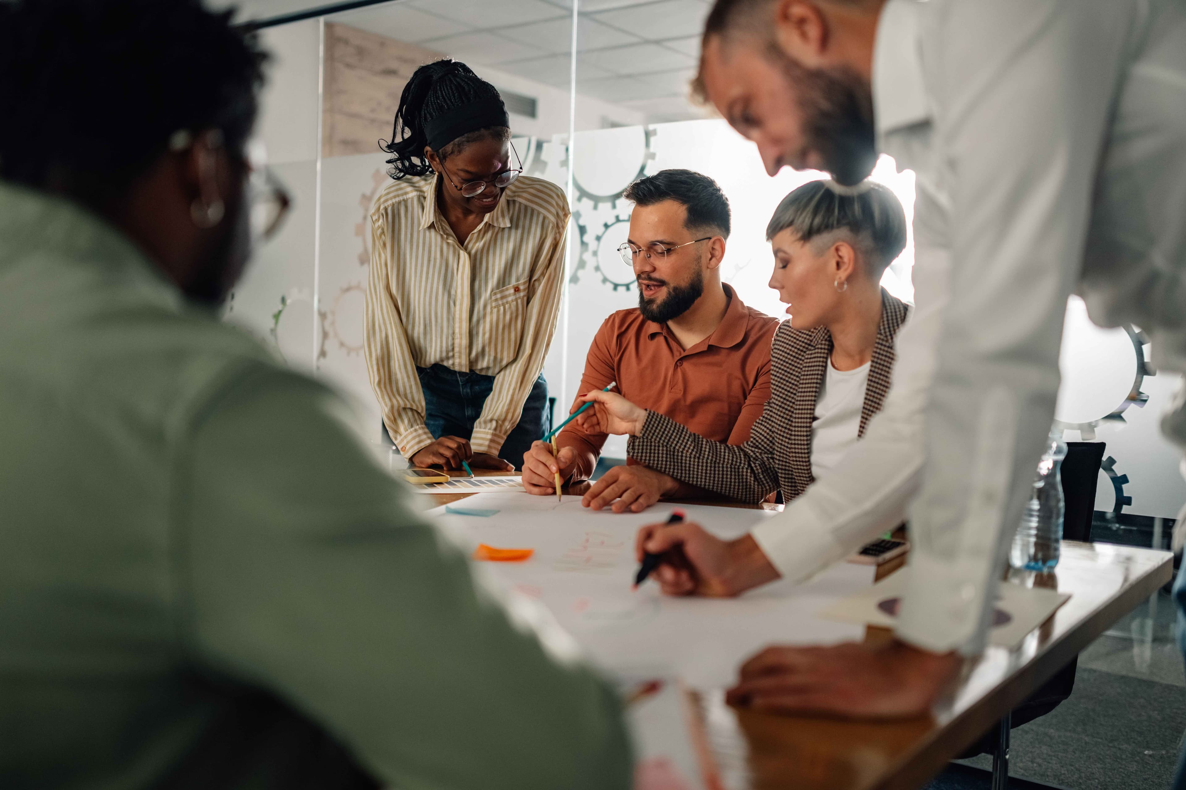 Team arbeitet kollaborativ an Corporate Design Konzept