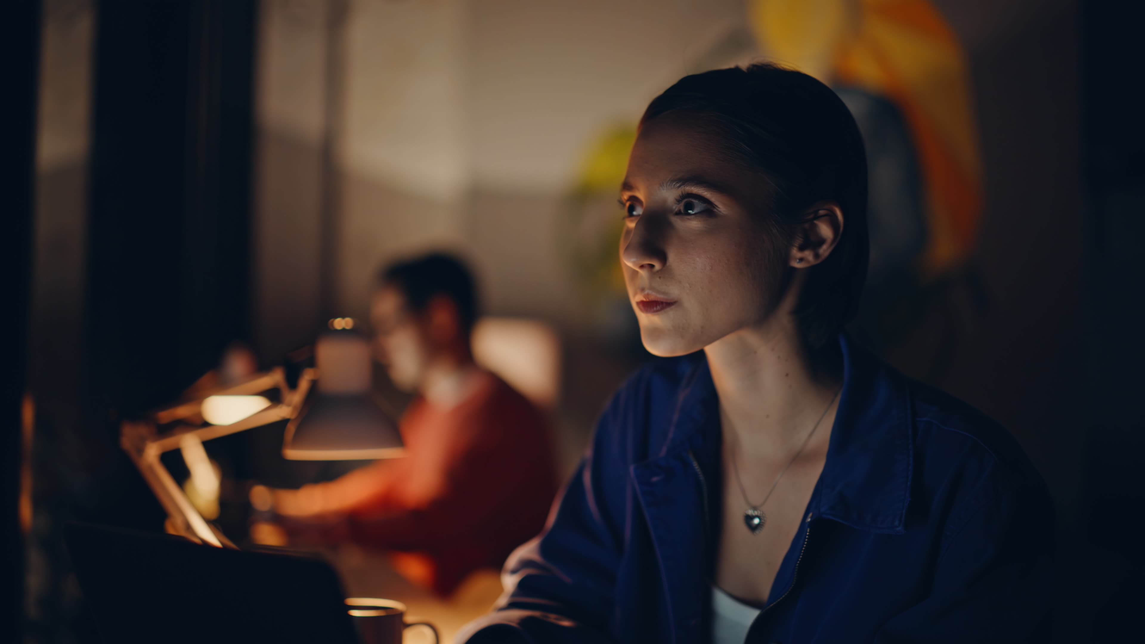 Strategisches Denken - Fokussierte Business-Frau im Meeting