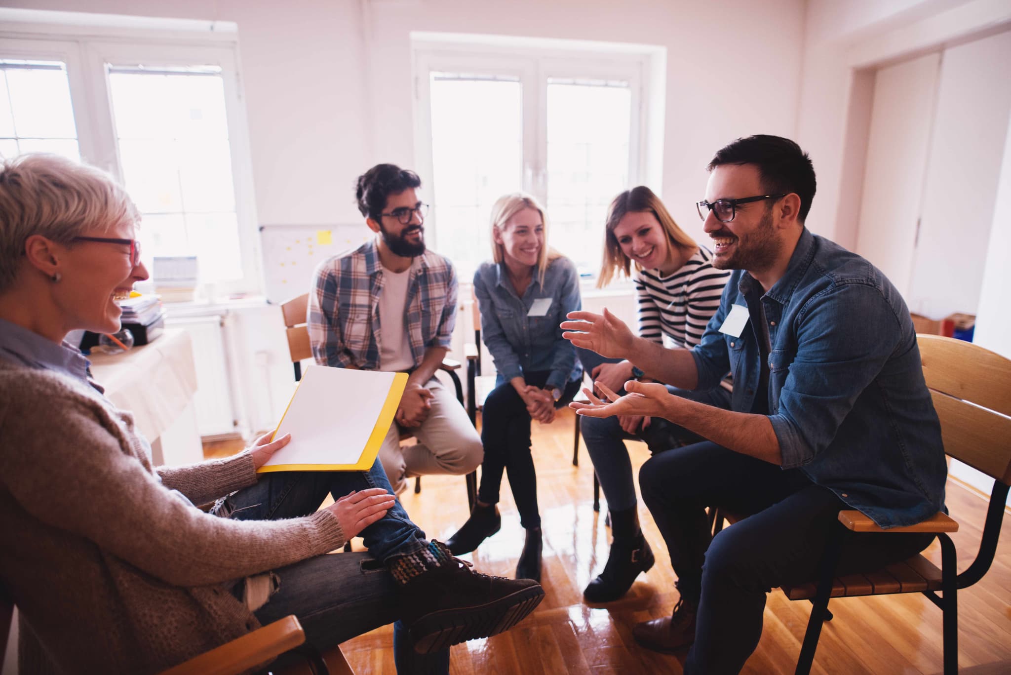 Workshop-Team im Kreis - Kollaborative Markenstrategie-Entwicklung