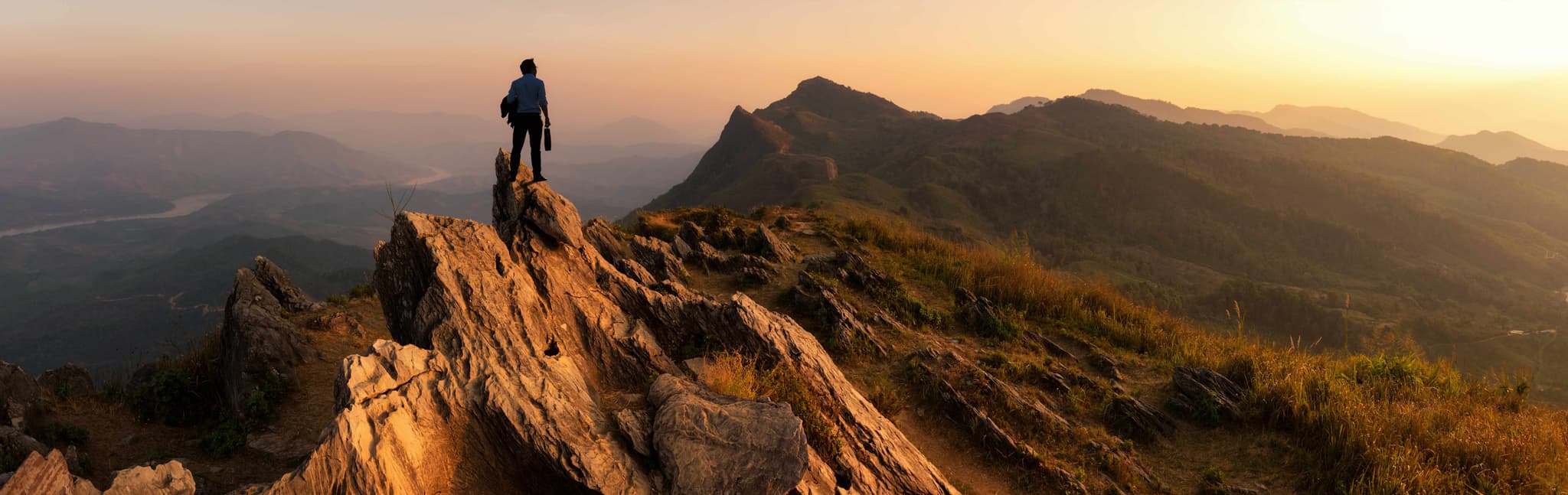 Bergsteiger auf Gipfel bei Sonnenaufgang - strategische Klarheit