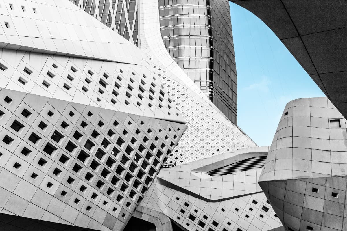 Moderne Architektur als Metapher für B2B-Website-Struktur