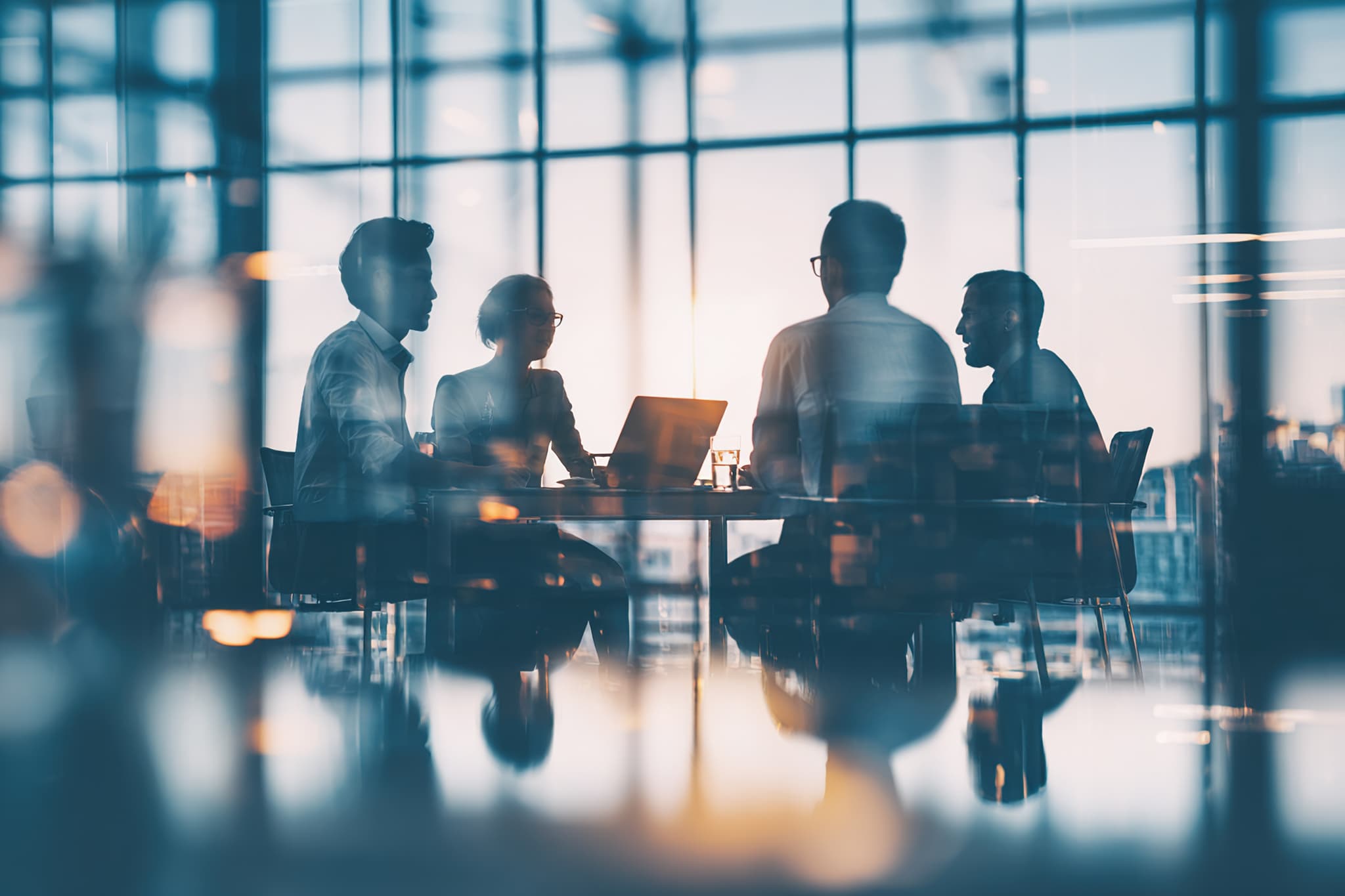 Business-Team im strategischen Meeting – Führungsentscheidungen im B2B Marketing