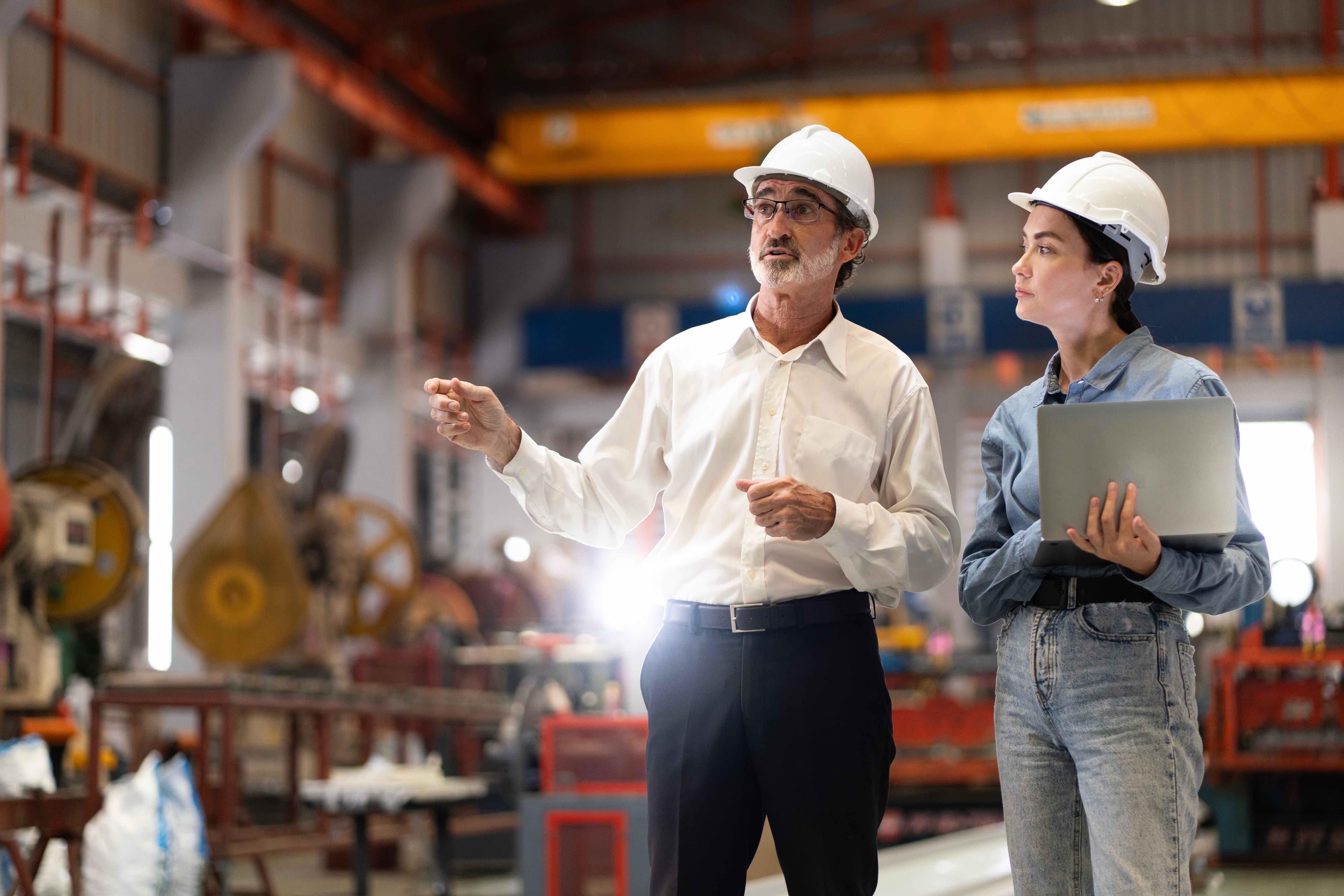 B2B Beratungsgespräch in Industrieumgebung