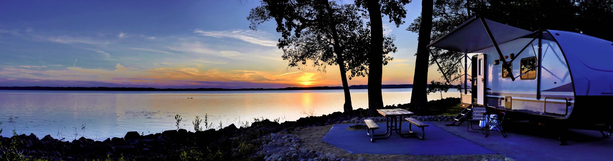 Wohnwagen am See bei Sonnenuntergang – Sehnsucht nach Freiheit und Natur