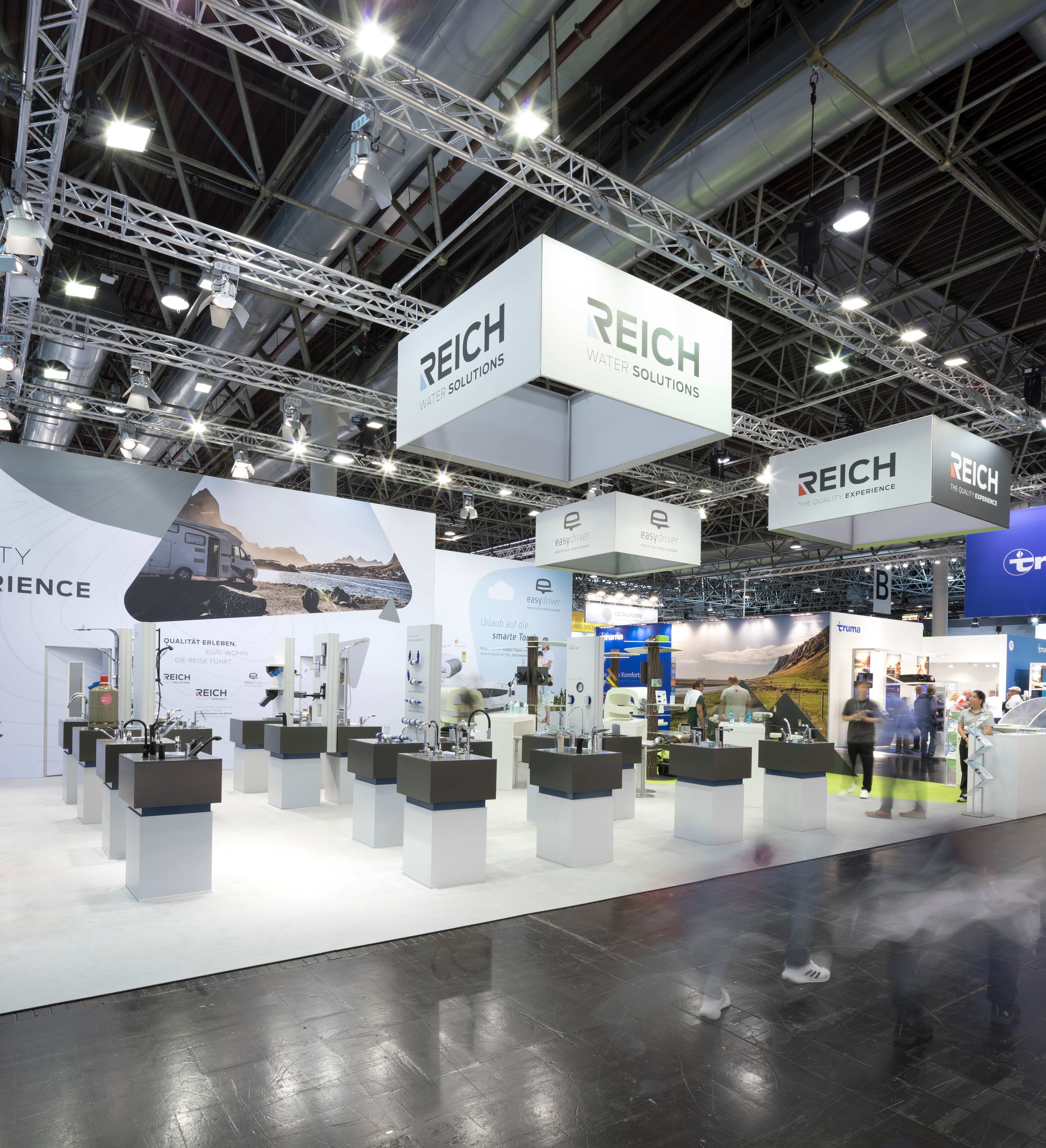 Caravan Salon Messestrategie – REICH Messestand mit Besuchern