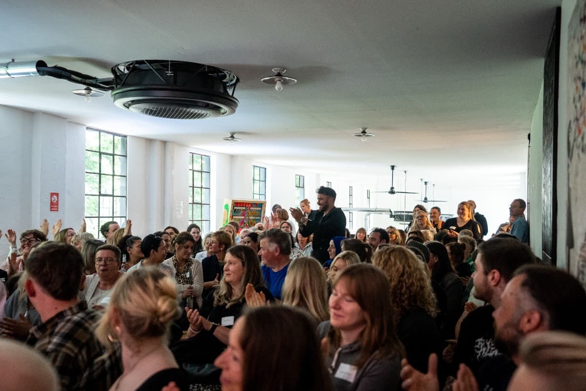 Applaudierendes Publikum beim Brand Day der Jetzt Jugendhilfe