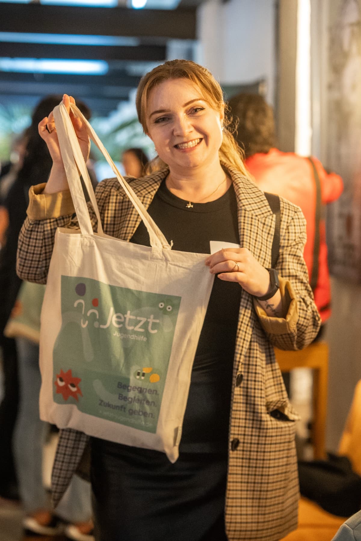 Mitarbeiterin mit Jetzt-Jugendhilfe-Tasche beim Brand Day