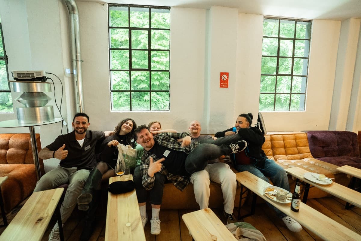 Fröhliche Gruppe von Mitarbeitenden der Jetzt Jugendhilfe beim Brand Day
