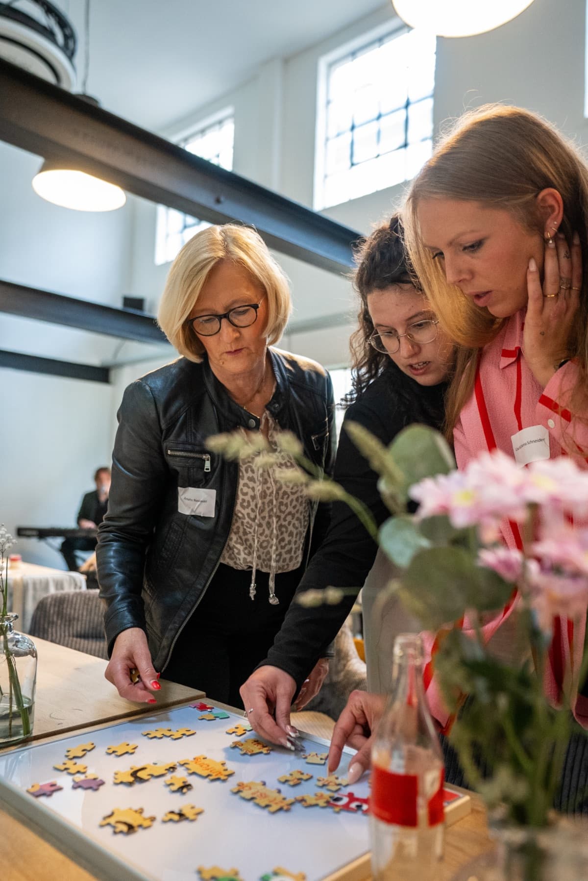 Workshop-Situation beim Brand Day von Jetzt Jugendhilfe: gemeinsames Arbeiten am Jetzt-Puzzle