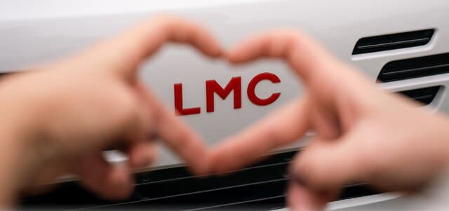 Hände formen ein Herz vor dem LMC Logo - Markenliebe