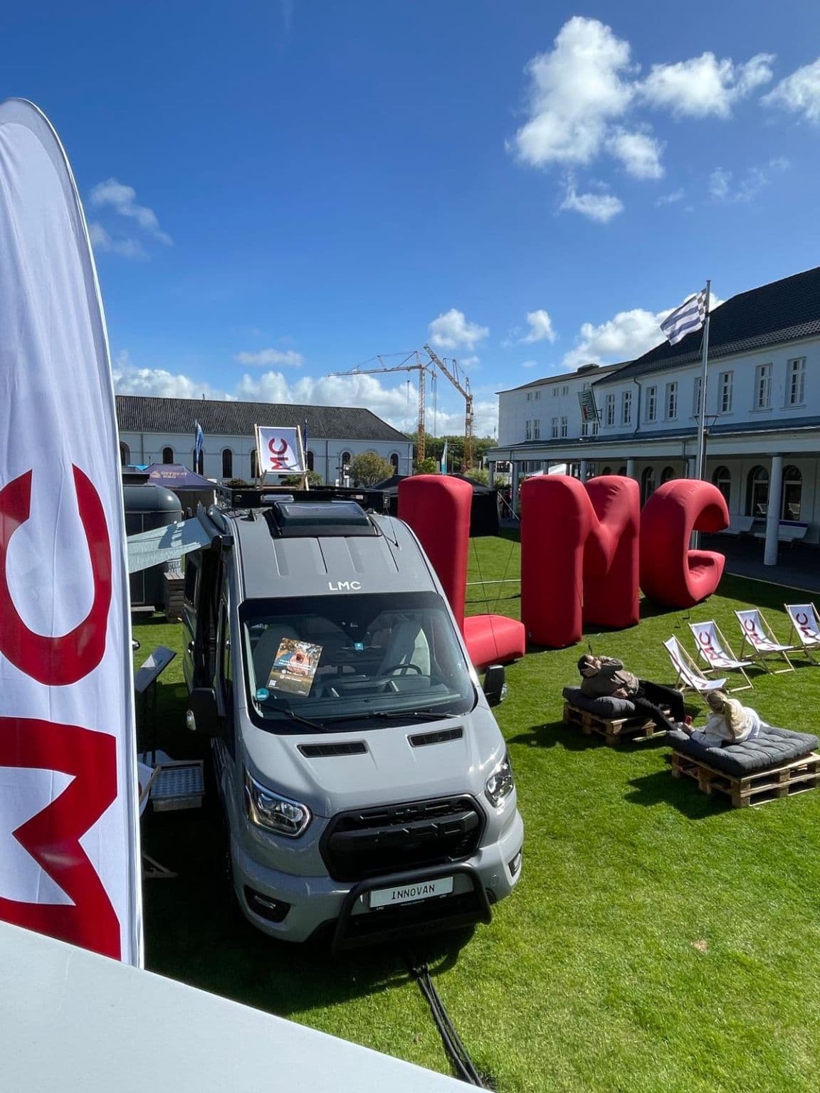 LMC Innovan vor den großen LMC-Buchstaben beim OFFBEAT BBQ Event