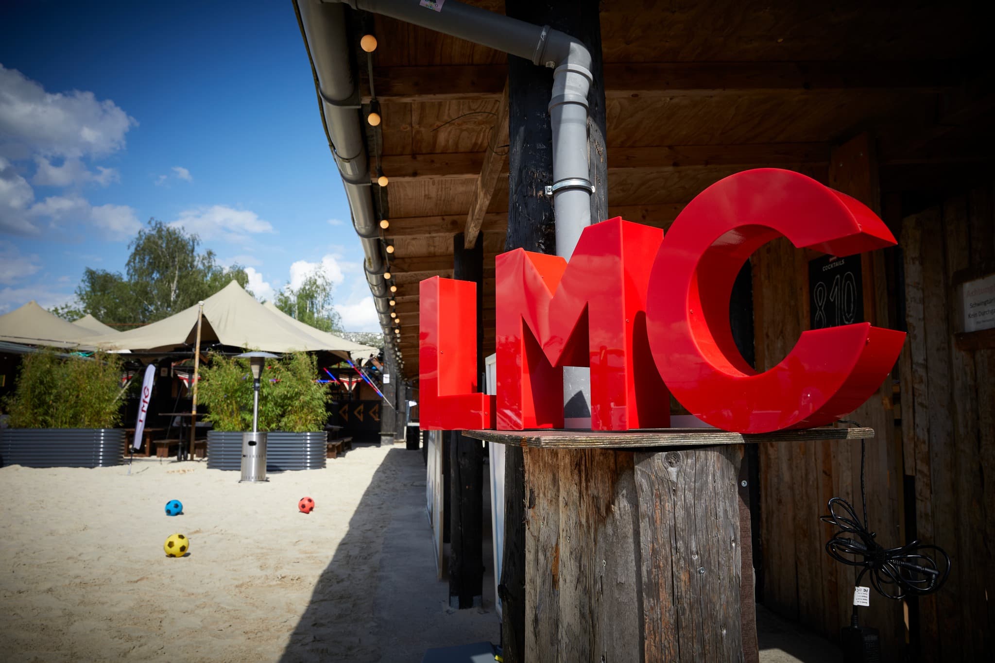 LMC 3D-Buchstaben am Strand beim OFFBEAT BBQ Festival