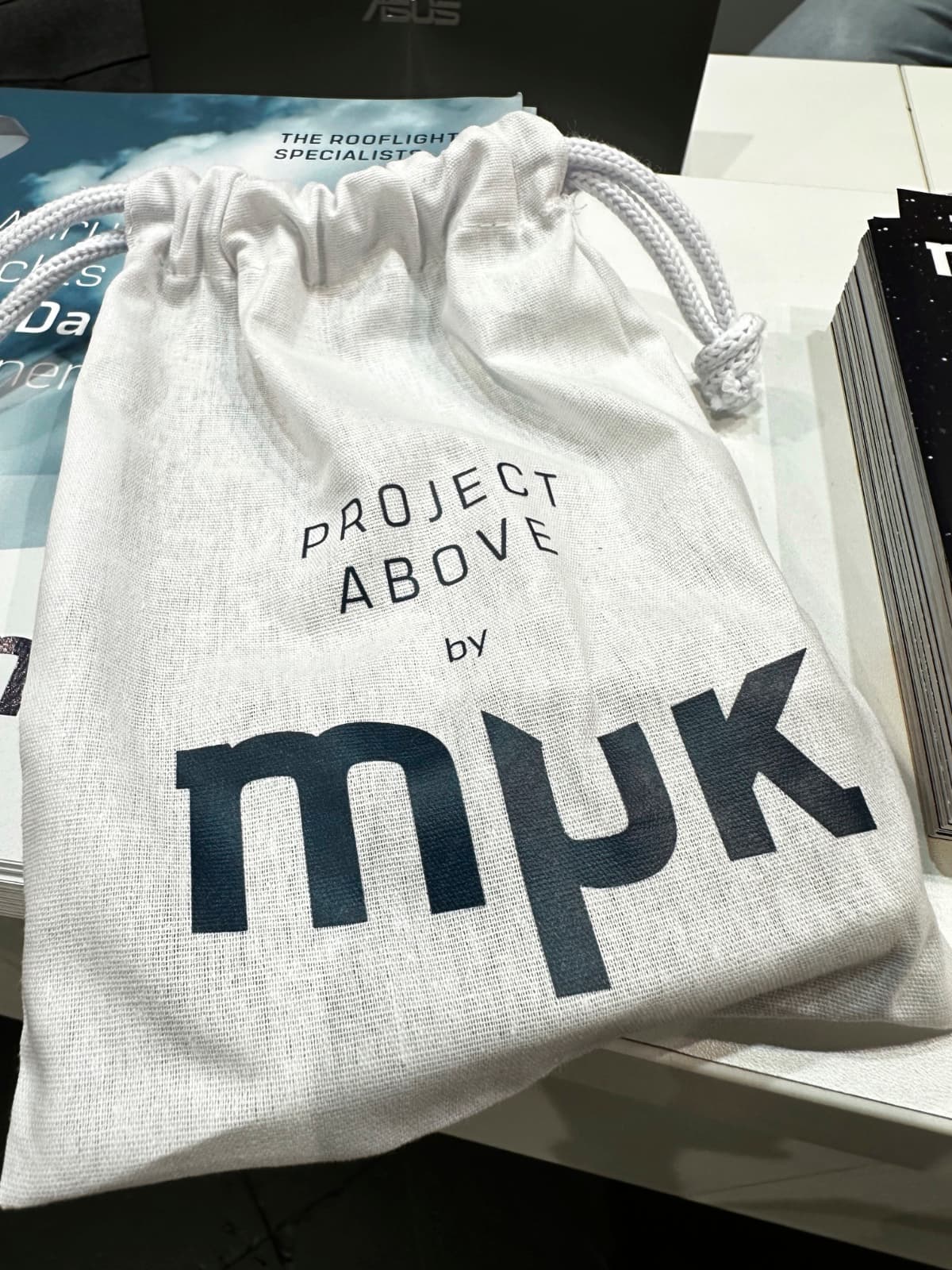 Stoffbeutel mit MPK Logo und dem Schriftzug Project Above by mpk als Project-Above-Projektmaterial