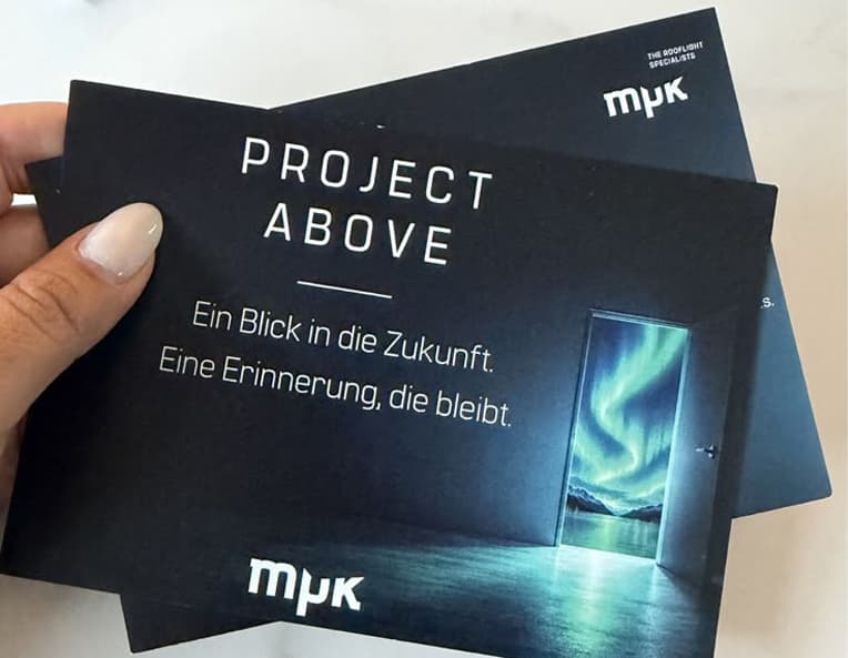 Project Above Postkarte mit Türmotiv und Nordlicht, Subline Ein Blick in die Zukunft. Eine Erinnerung, die bleibt.