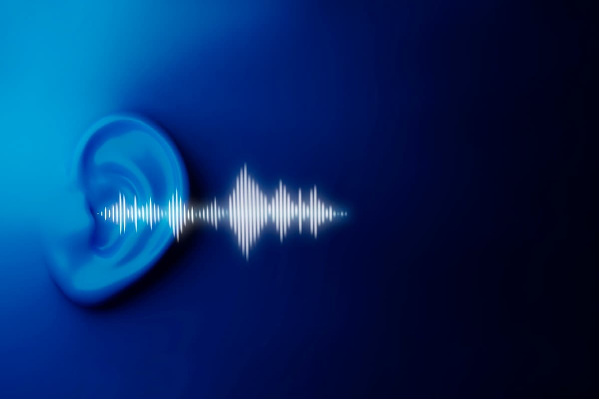 Ohr mit Schallwellen als Symbol für Brand Voice und Markenstimme