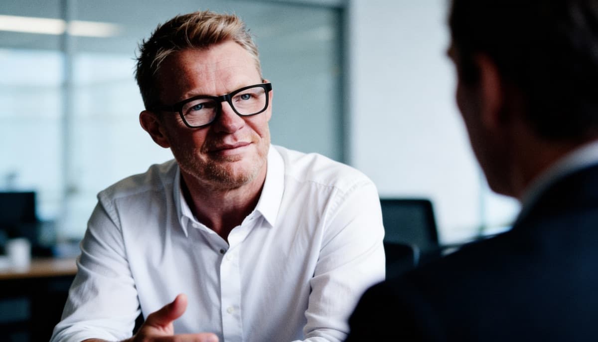 Geschäftsmann im Gespräch als Symbol für strategische Beratung und Entity SEO