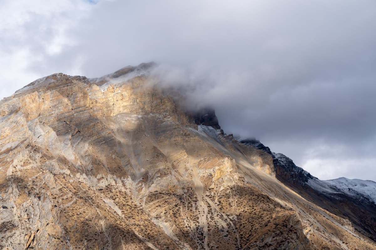 Berggipfel durchbricht den Nebel - Symbol für Markenklarheit