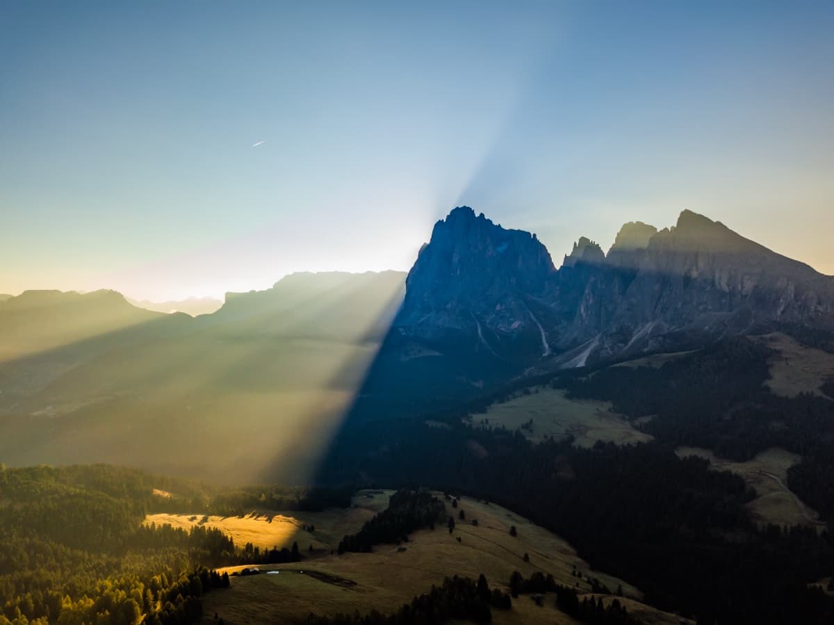 Bergpanorama mit Sonnenstrahlen - Klarheit und Perspektive für Markenentscheidungen