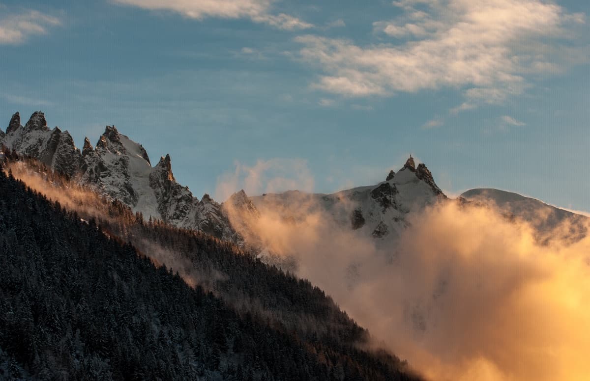 Markenstrategie vs. Marketingstrategie - Berggipfel bei Sonnenuntergang