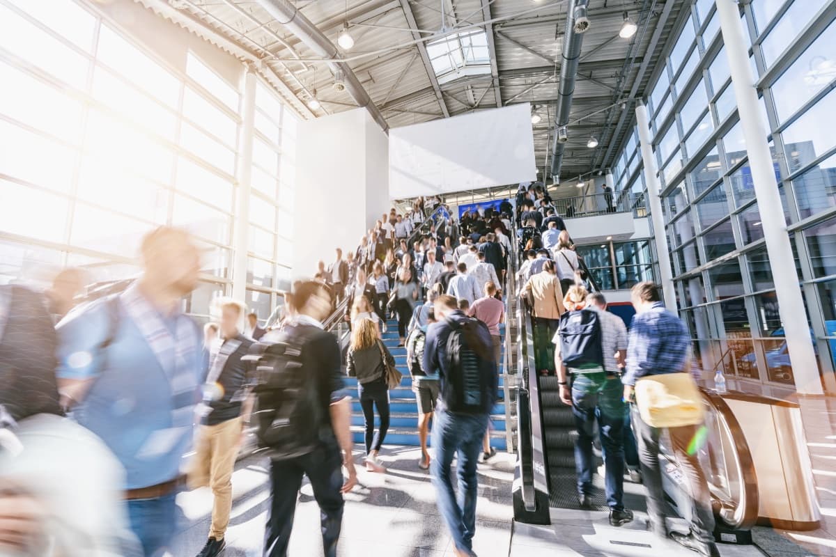 Geschäftsleute auf einer Messe - Messekontakte werden nicht automatisch zu Leads