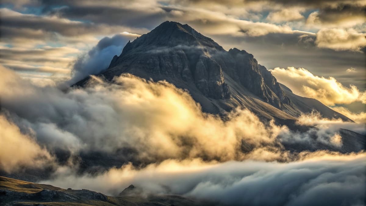 Berggipfel erhebt sich aus goldenen Wolken bei Morgengrauen - Symbol für Klarheit und Relevanz