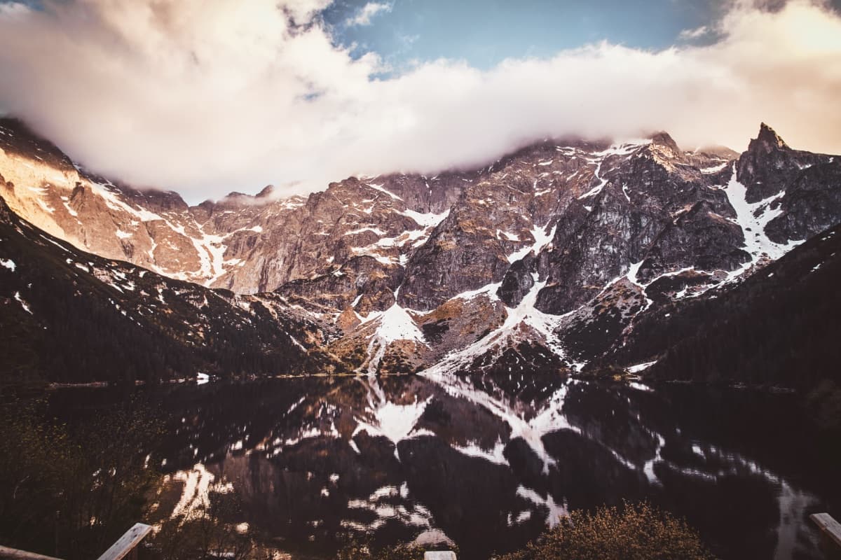 Berglandschaft mit Spiegelung - Symbol für Klarheit und Reflexion in der digitalen Sichtbarkeit