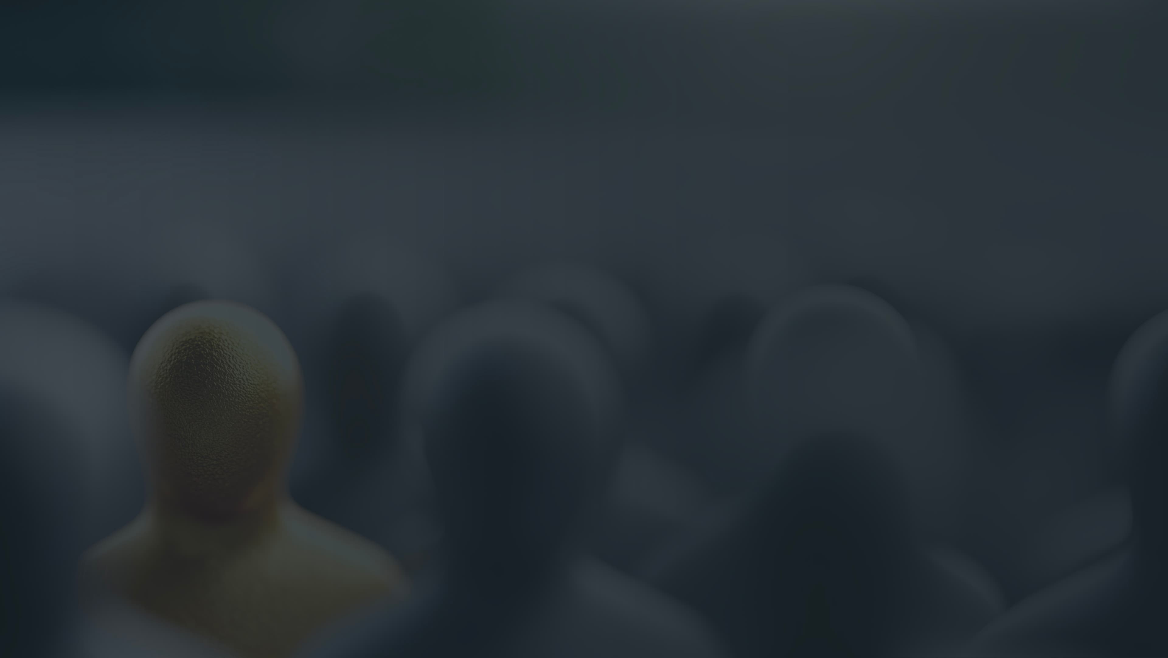 Goldene Figur hebt sich aus der Masse ab - Markendifferenzierung