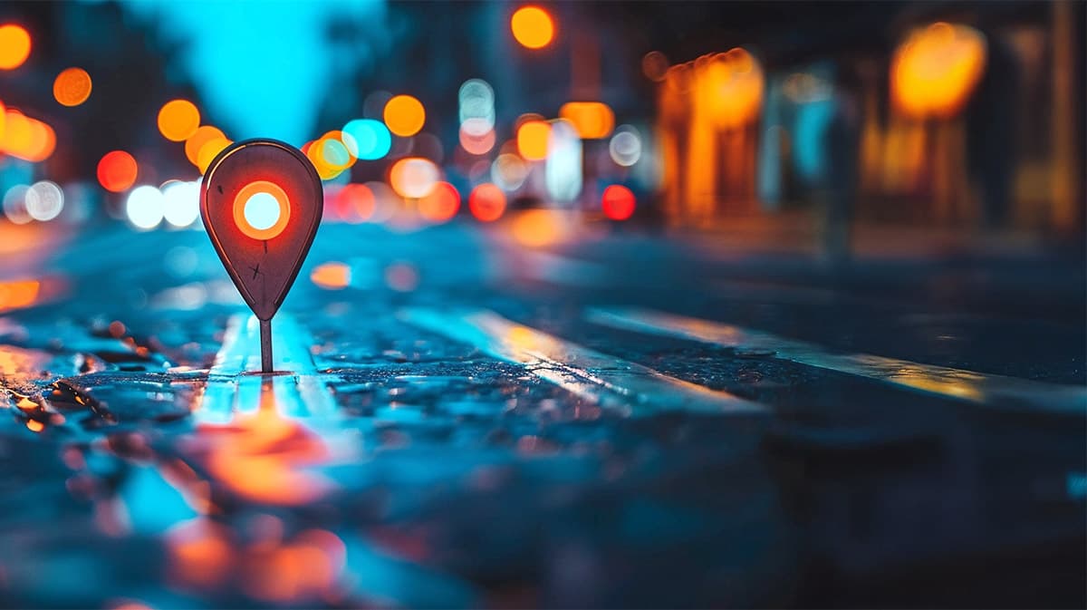 Location Pin auf nasser Straße bei Nacht - Symbol für lokale digitale Sichtbarkeit