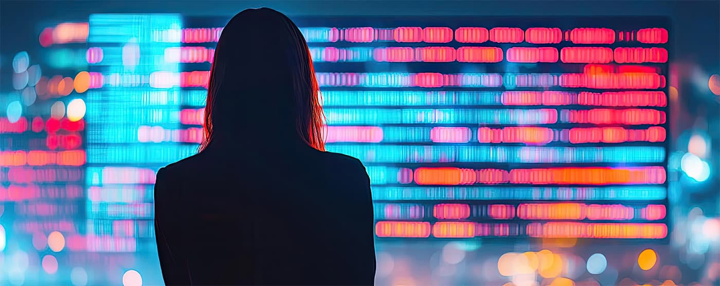 Digitale Sichtbarkeit - Silhouette vor leuchtenden Datenwänden